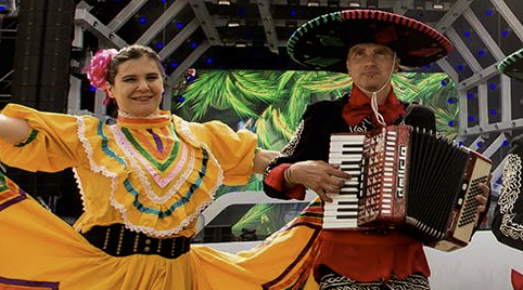 Zanger en danseres met slang